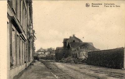 Bijgebouwen van het station in puin