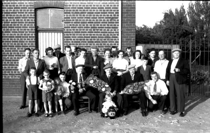 Groepsfoto vinkeniers, Beselare 1957