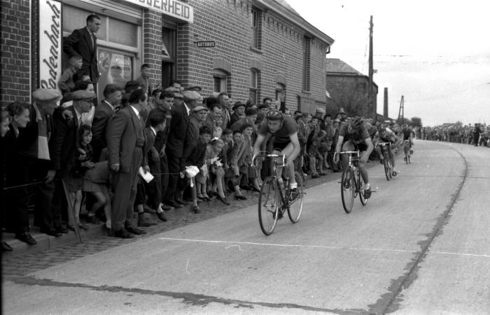 Wielerwedstrijd: Vandereheeren wint aan Bosmolens, Izegem 1957