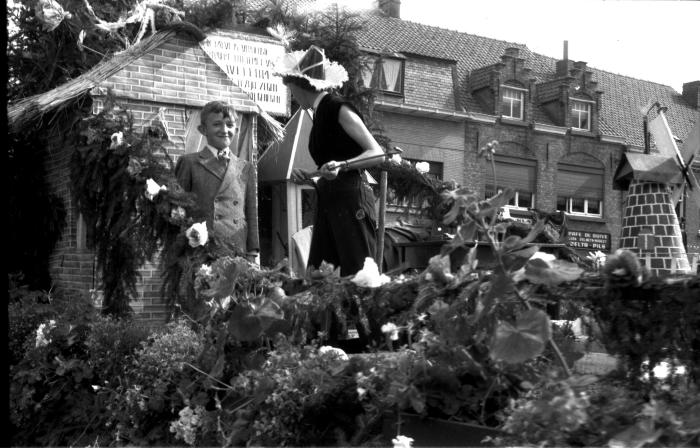 Inhuldiging van pastoor: beelden uit praalstoet, Izegem 1957