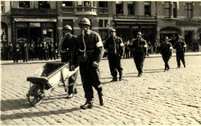 Oefening Passieve Luchtbescherming, soldaten met kruiwagen, 1938