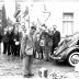 Kampioenviering vinkenzetters: kampioen legt bloemen aan monument, Emelgem 18-08-1957