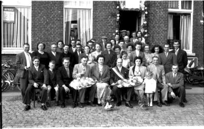 Groepsfoto ter gelegenheid van kampioenviering vinkenzetting: G. Lioen is kampioen, Izegem 1957