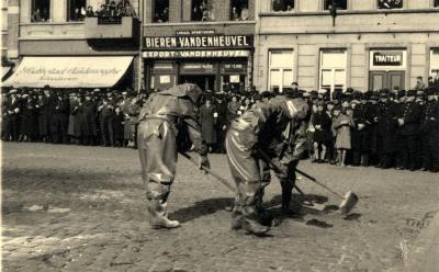 Oefening Passieve Luchtbescherming, ontsmetten met borstels, 1938