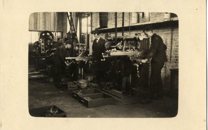 Arbeiders aan het werk in de fabriek Sabbe & Steenbrugge (SAST)