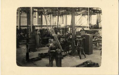 Arbeiders aan het werk in de fabriek Sabbe & Steenbrugge (SAST)