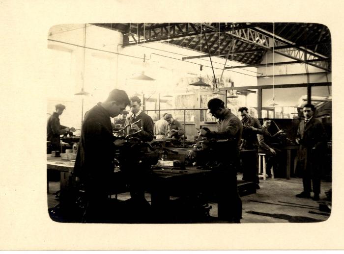 Arbeiders aan het werk in de fabriek Sabbe & Steenbrugge (SAST)