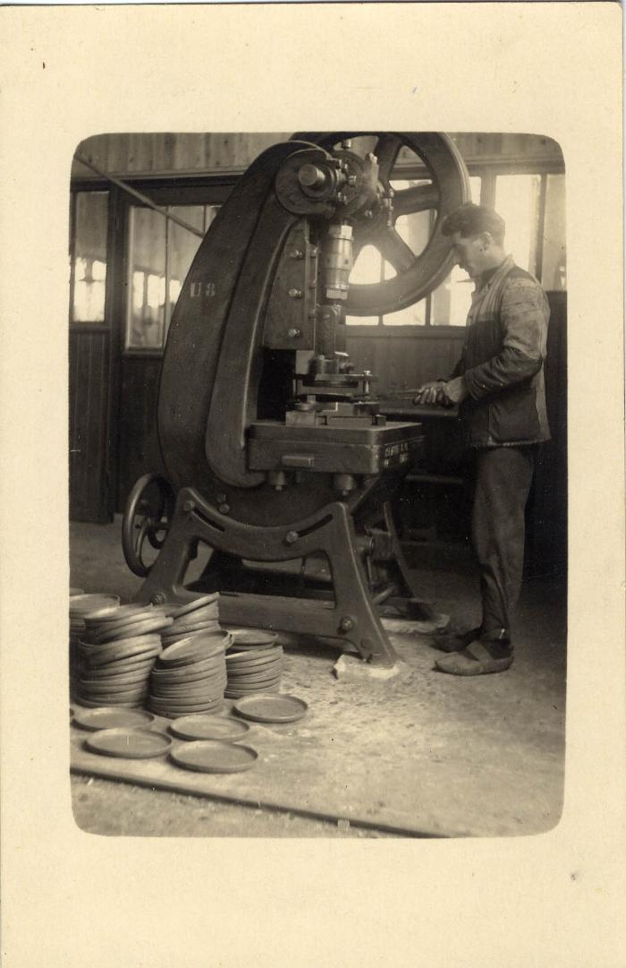 Arbeider aan het werk in de fabriek Sabbe & Steenbrugge (SAST)