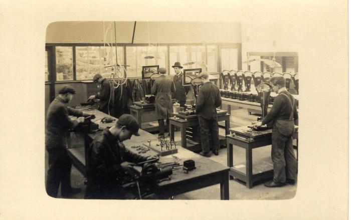 Arbeiders aan het werk in de fabriek Sabbe & Steenbrugge (SAST)