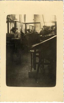 Arbeiders aan het werk in de fabriek Sabbe & Steenbrugge (SAST)