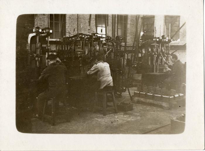 Arbeiders aan het werk in de fabriek Sabbe & Steenbrugge (SAST)