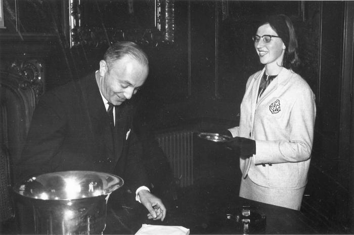 Cecile Rapol ontvangt stadsschaal voor A.V.R., 1964