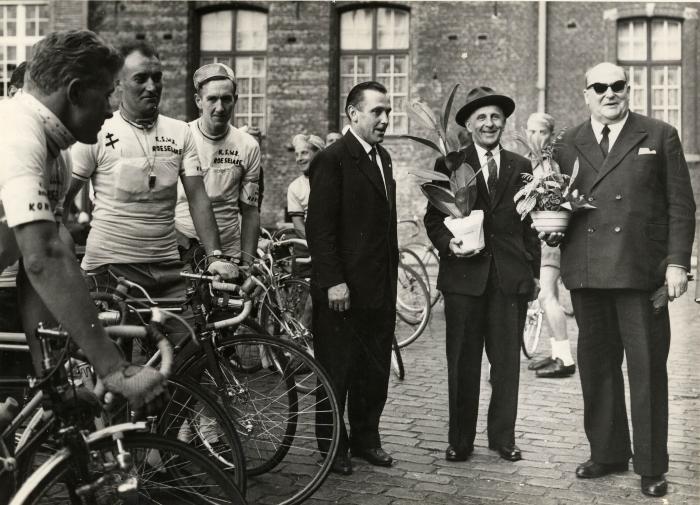 Ontvangst Koninklijke Stedelijke Wielrijdersbond met voorzitter Renier, 1967