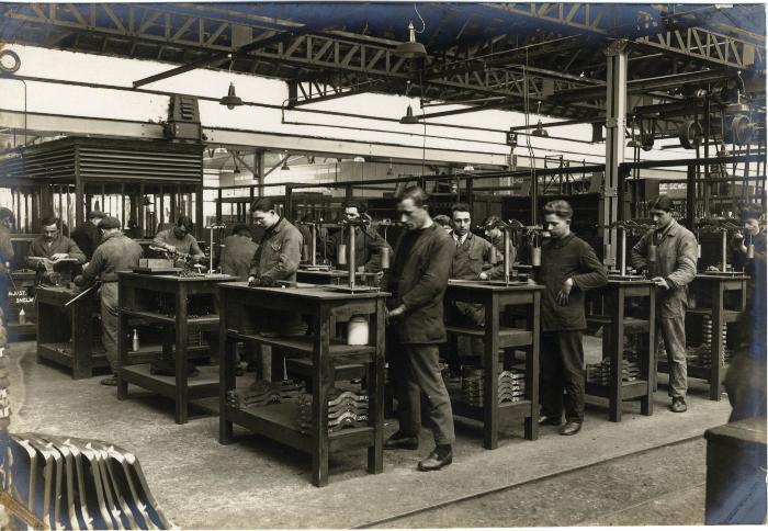 Arbeiders aan het werk in de fabriek Sabbe & Steenbrugge (SAST)