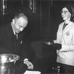 Cecile Rapol ontvangt stadsschaal voor A.V.R., 1964