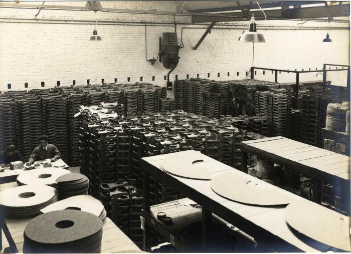 Arbeiders aan het werk in de fabriek van Sabbe & Steenbrugge (SAST)