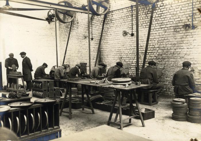 Arbeiders aan het werk in de fabriek Sabbe & Steenbrugge (SAST)