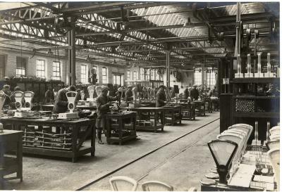 Arbeiders aan het werk in de fabriek Sabbe & Steenbrugge (SAST)