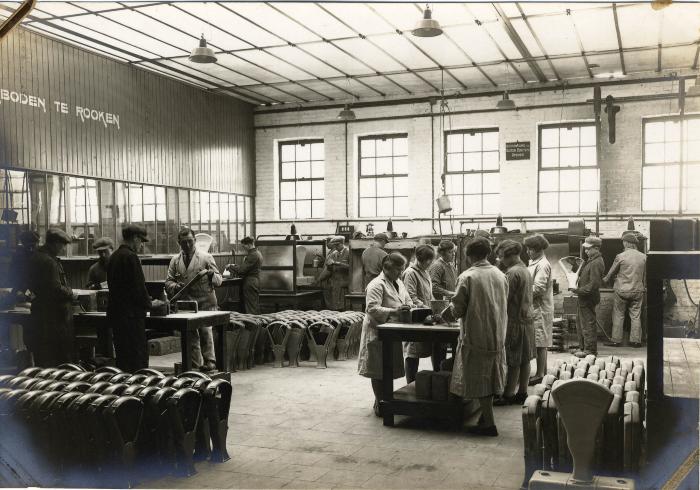 Arbeiders aan het werk in de fabriek Sabbe & Steenbrugge (SAST)