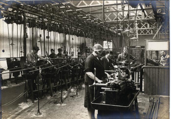 Arbeiders aan het werk in de fabriek Sabbe & Steenbrugge (SAST)