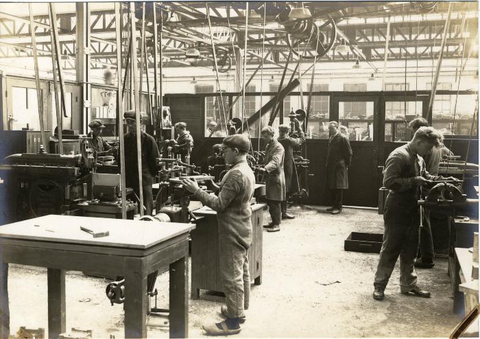 Arbeiders aan het werk in de fabriek Sabbe & Steenbrugge (SAST)