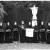 Acht meisjes van school Avé Maria poseren vóór de processie, Izegem 1957