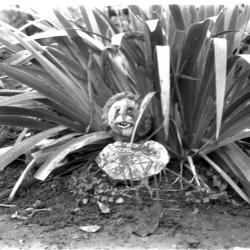 Siervoorwerp in tuin, Izegem 1957