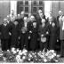 Drie koppels jubilarissen poseren op stoep gemeentehuis, Emelgem 1957