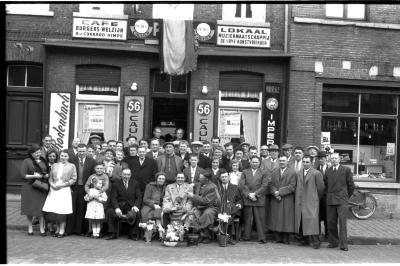 Café 'Burgerswelzijn, bij Conrard Himpe': groepsfoto, Izegem 1957