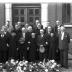 Drie koppels jubilarissen poseren op stoep gemeentehuis, Emelgem 1957