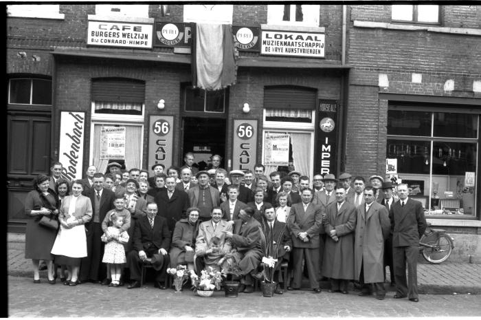 Café 'Burgerswelzijn, bij Conrard Himpe': groepsfoto, Izegem 1957