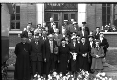 Groepsfoto met 3 jubilarissen, Emelgem 1957