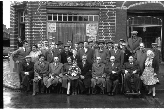 Café 'Terneuze': groepsfoto kaartclub, Izegem 1957