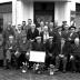 Café 'Sportief': groepsfoto met kampioen duivenmelkers, Izegem 1957