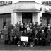 Café 'Sportief': groepsfoto met kampioen duivenmelkers, Izegem 1957