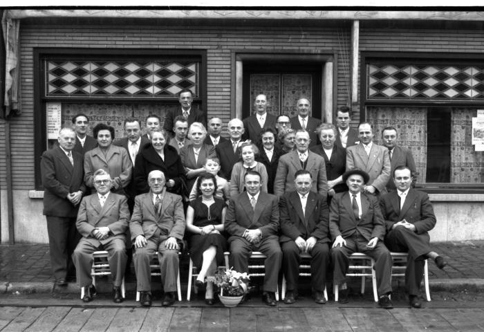 Café 'Belge': groepsfoto, Izegem 1957