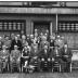 Café 'Belge': groepsfoto, Izegem 1957