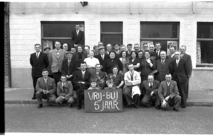 Café 'De Steenweg': lustrum 'Vrij en Blij', Izegem 1957