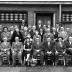 Café 'Belge': groepsfoto, Izegem 1957