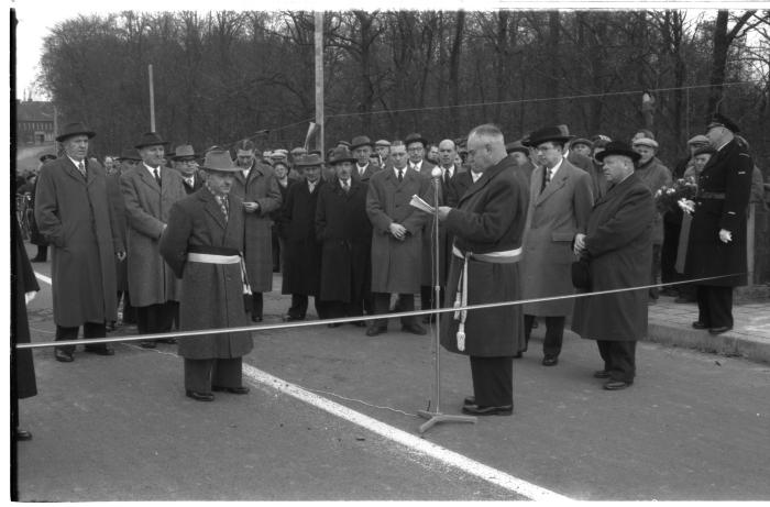 Inhuldiging Centrumbrug: speech door burgemeester, Ingelmunster 1957