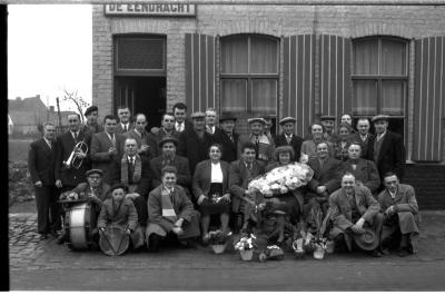 Café 'De Eendracht': kampioenviering, Izegem 1957