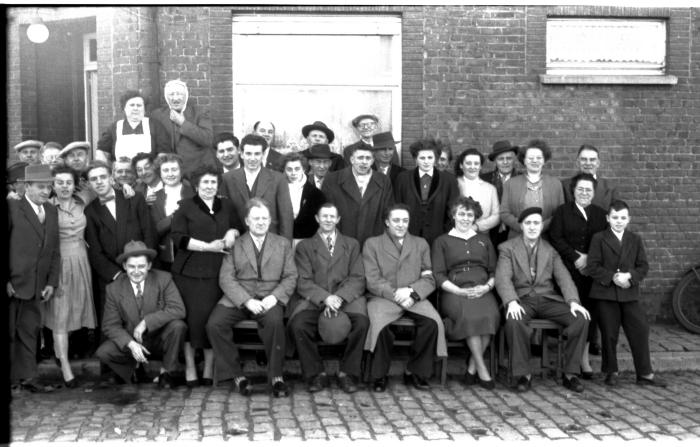 Café 'Brouwershof': groepsfoto, Izegem 1957