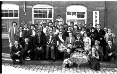 Kampioenviering: groepsfoto 'De April Vissers', Ingelmunster 1957