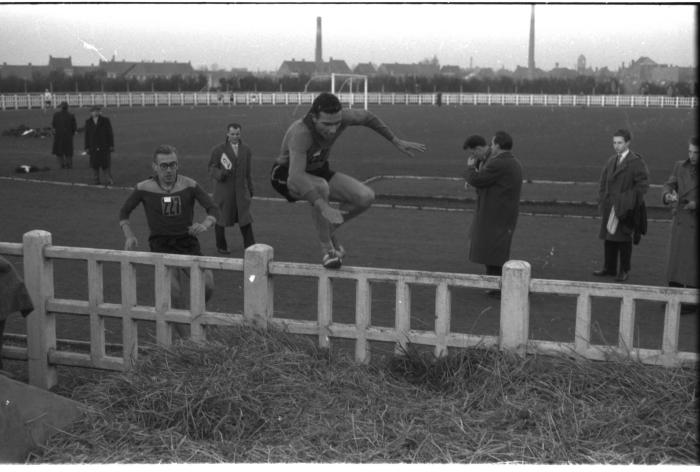 Fotoreportage atletiekwedstrijd: Herman en Leenaerts in actie, Izegem 1957