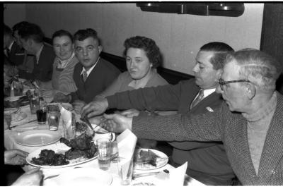 Kampioenviering boogschutters café 'Stad Kortrijk': kampioen aan tafel, Izegem 1957 