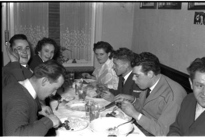 Kampioenviering boogschutters café 'Stad Kortrijk': feesttafels, Izegem 1957