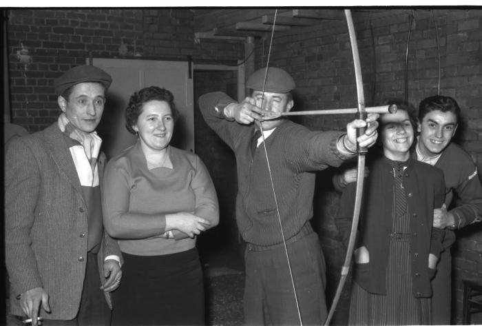 Kampioenviering boogschutters café 'Stad Kortrijk': Vanassche schiet, Izegem 1957