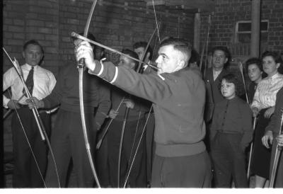 Kampioenviering boogschutters café 'Stad Kortrijk': mannelijke schutters, Izegem 1957