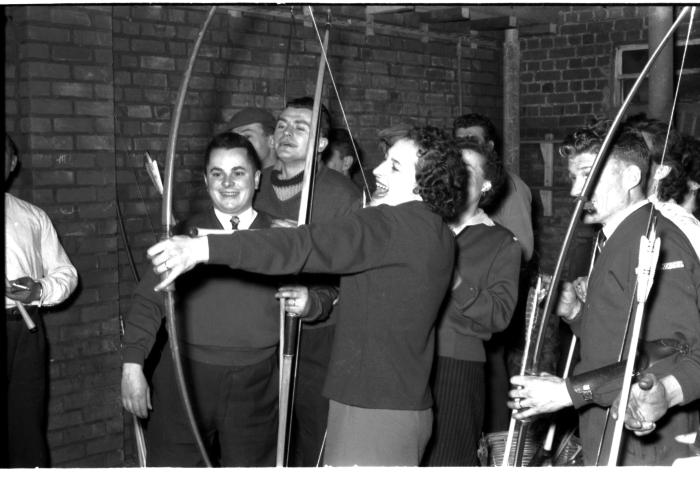 Kampioenviering boogschutters café 'Stad Kortrijk': vrouwelijke schutters, Izegem 1957