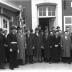 Huldiging gedecoreerden: burgemeester poseert met feestcomité, Kachtem 1958